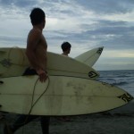 kamakura_plage_surfeurs